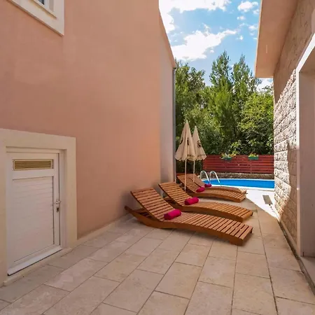 Charmantes In Medici Mit Privatem Pool Feriehus